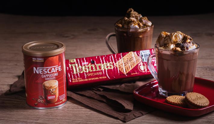 Receita de smorecaccino servida em duas canecas de vidro sobre uma mesa de madeira