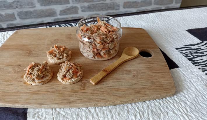 Imagem da receita de Patê de Atum Nutritivo, em um pote, sobre uma tábua e ao lado uma colher de madeira