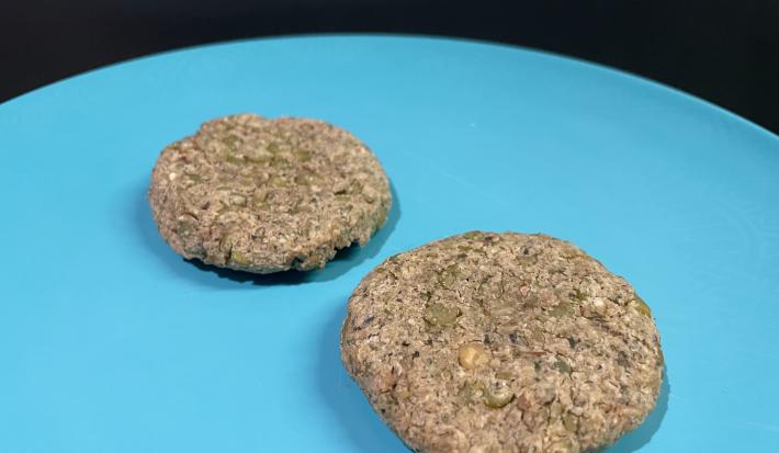 Imagem da receita de Hambúrguer Vegetariano de Ervilha, em um prato azul