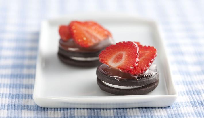 mini-torta-negresco-chocolate-morango-receitas-nestle