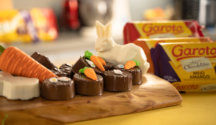 Bolo de cenoura na casquinha de chocolate