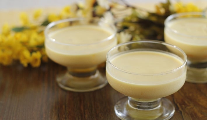 Imagem de taças com um creme de abacaxi amarelo e cremoso.
