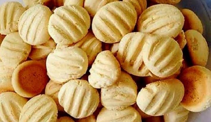Foto em tons de amarelo da receita de biscoito de polvilho doce servida em diversas unidades espalhadas pela tela