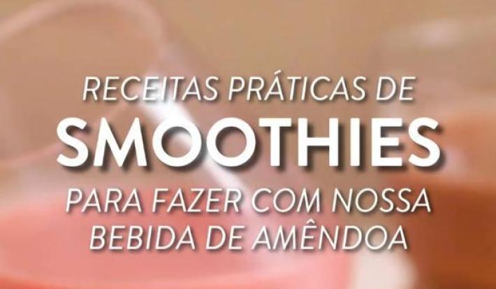 Foto da receita de smoothie de mirtilo com bebida vegetal nature's heart servida em duas porções em copos de vidro. A frente há um lettering escrito "receitas práticas de smoothies para fazer com nossa bebida de amêndoa"