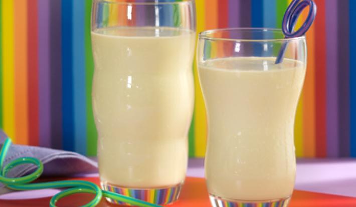 foto tirada de dois copos transparentes com a vitamina dentro