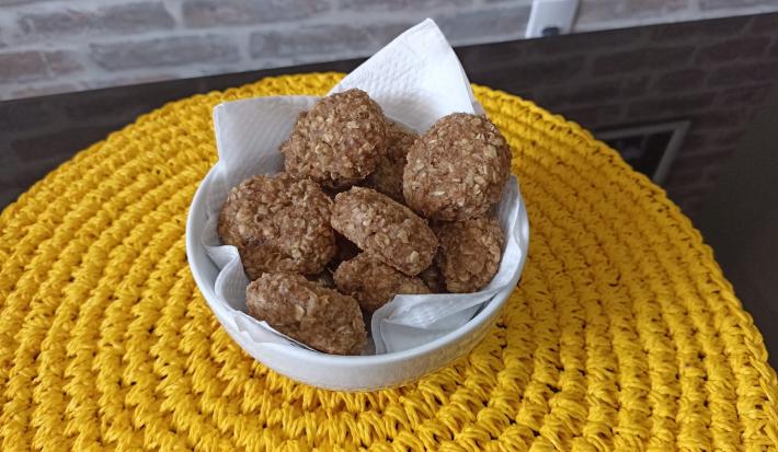 Imagem da receita de Cookie vegetariano de banana e pasta de amendoim, em um recipiente, sobre uma mesa