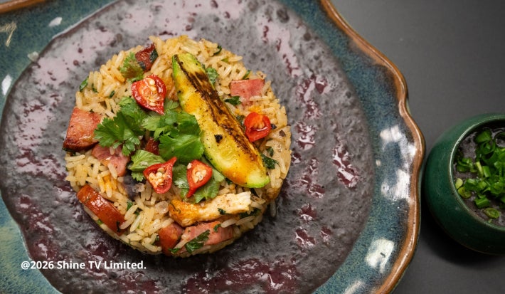 PF Mexidão com arroz, frango e linguiça dourados, servido com creme aveludado de feijão-preto, coentro fresco e toque cítrico de limão.