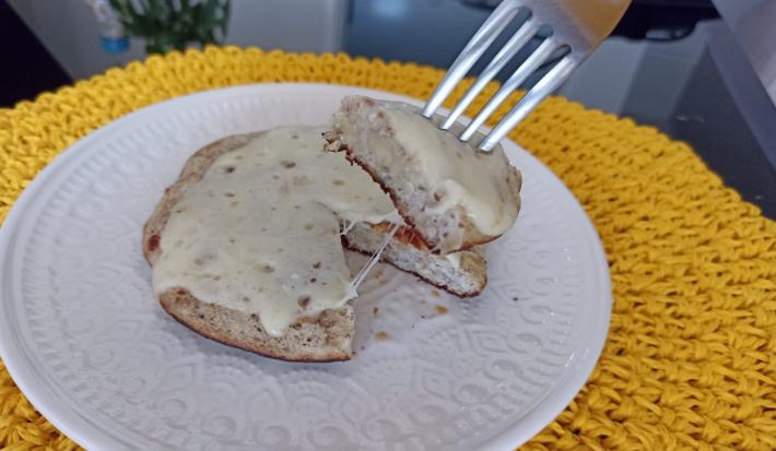 Imagem da receita de Panqueca Proteica de banana com queijo, sobre um prato branco