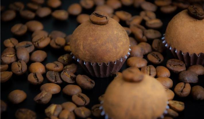 Bolinhas de brigadeiro de café enrolado no cacau e decorado com grão de café na forminha marrom