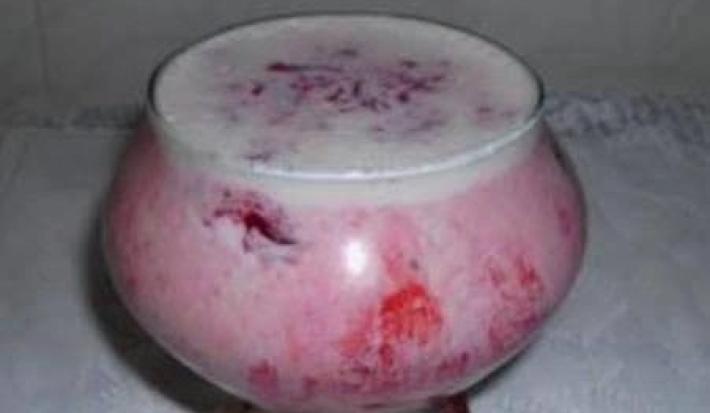 Fotografia de uma taca grande decorativa com umsa sobremesa de gelatina de coco.
