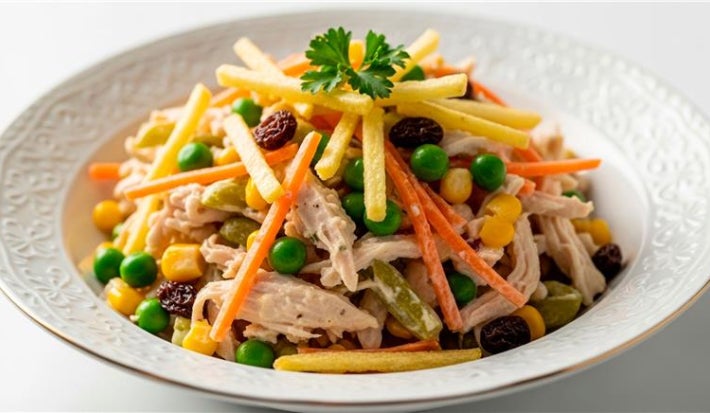 Fotografia em tons de amarelo com um prato branco ao centro e salpicao dentro