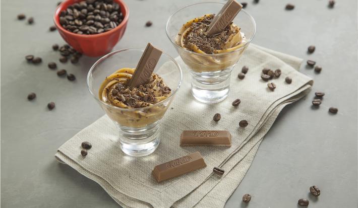 Tacinha-de-caramelo-salgado-com-kitkat-mocha-Receitas-NESTLÉ