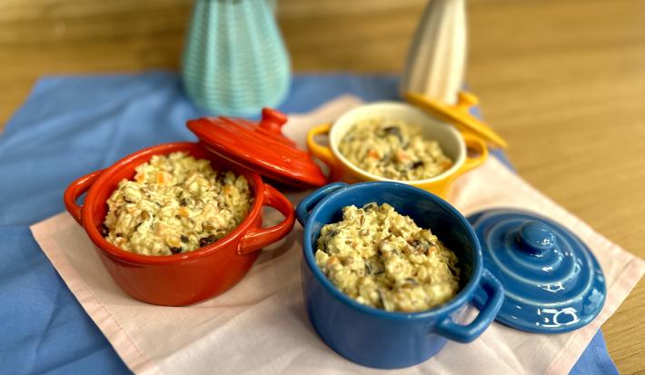 Fotografia em tons de rosa e azul com três panelinhas ao centro. Dentro de cada panelinha existe uma receita de arroz cremoso com ASCENDA