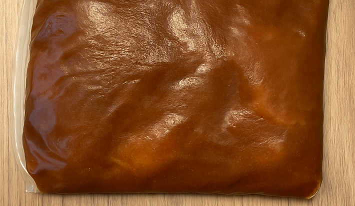 Fotografia de uma marinada de barbecue dentro de um saquinho