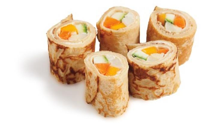 foto tirada de panquecas recheadas com cenoura, abobrinha, manga, palmito e requeijão.