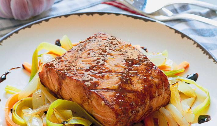 salmao-cama-legumes-caramelo-gengibre-receitas-nestle