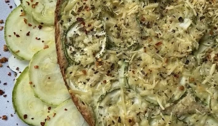 Imagem da receita de Quiche de Abobrinha Leve, sobre uma mesa