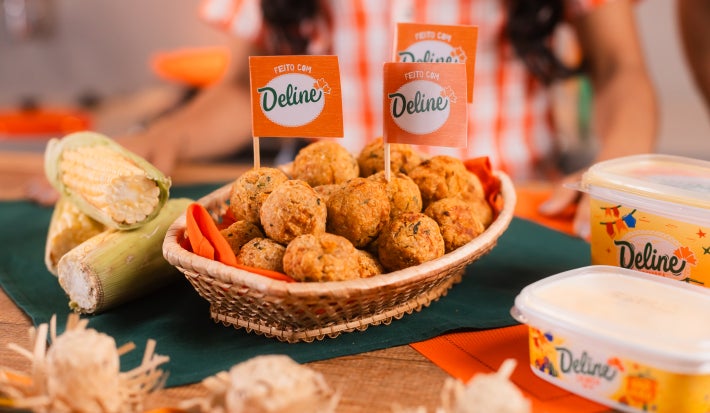 Bolinho de milho recheado com frango desfiado em cesta, com milho e Margarina Deline