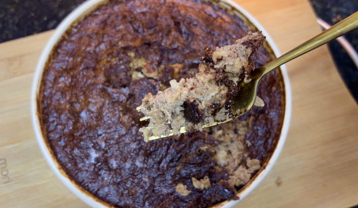 Mingau de aveia com gotas de chocolate assado na airfryer