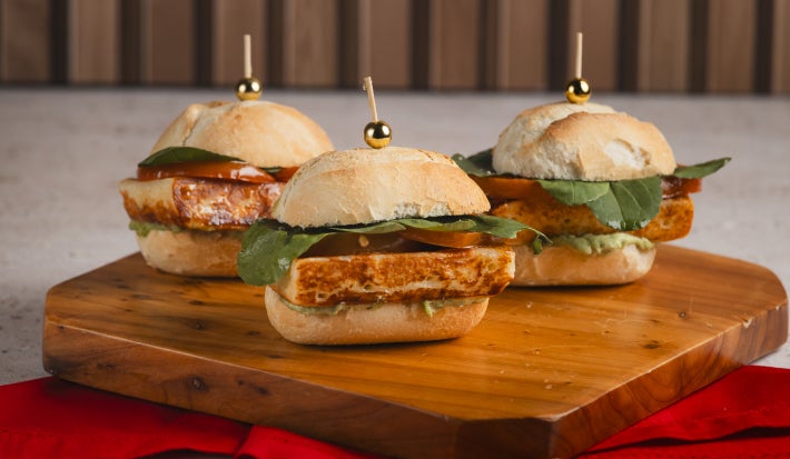 Mini sanduíches quentes de queijo coalho grelhado com tomate assado e maionese de ervas práticos e ideais para compartilhar.