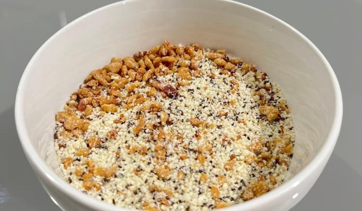 Foto do Iogurte Caseiro Proteico em um bowl branco sobre uma mesa