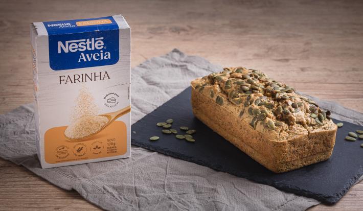 Foto da receita de pão de minuto na airfryer com farinha de aveia servida sobre uma base de pedra preta em cima de um pano cinza