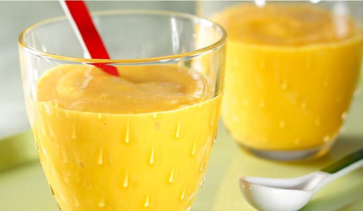 fotografia em tons de amarelo tirada de dois copos transparentes que contém o creme de manga