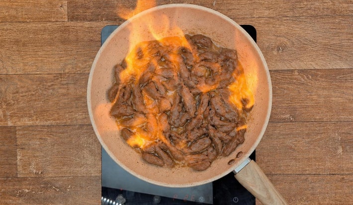 Carne flambando em conhaque