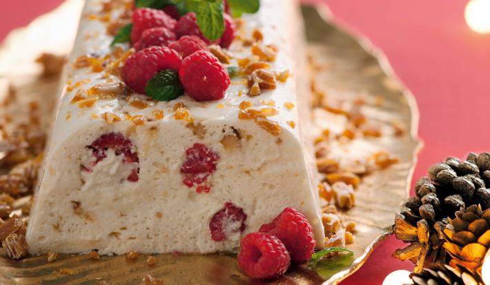 uma mesa rosa contém uma travessinha dourada com o semifredo decorado com frutas vermelhas uma mesa rosa contém uma travessinha dourada com o semifredo decorado com frutas vermelhas