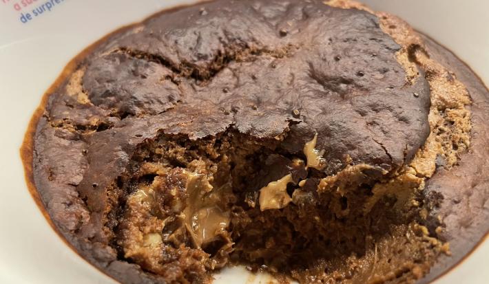 Imagem da receita de Bolinho de Doce de Leite com Aveia em um recipiente branco