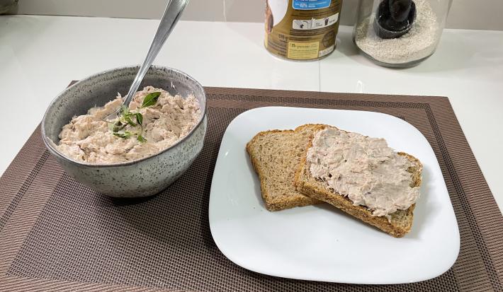 Imagem da receita de Patê de Atum em um prato branco sobre uma toalha em uma mesa