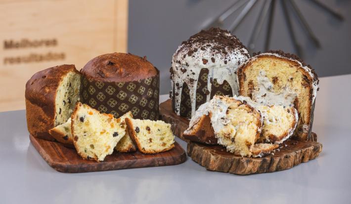 Foto das receitas de Panetone e Chocotone, servidos sobre tábuas de madeira, cortados e decorados.