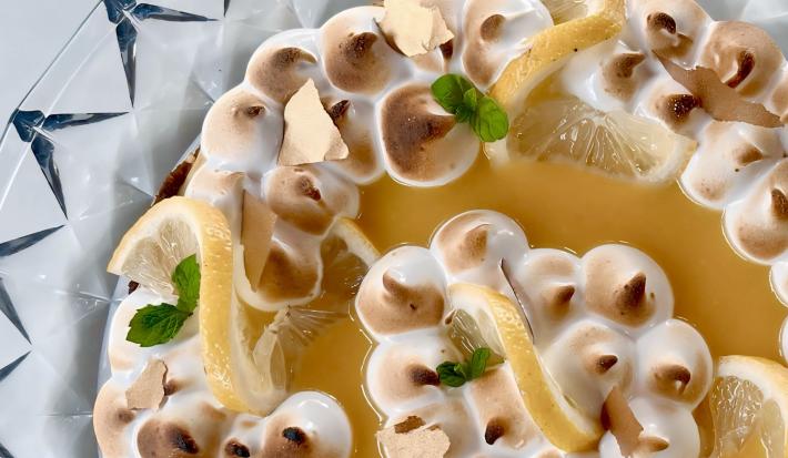 Receitas de Tartelete de Limão Siciliano, deliciosa e clássica, feita com Biscoito TOSTINES Especiaria, Leite MOÇA, NESTLÉ Creme de Leite, um curd de limão siciliano e decorada com merengue suíço