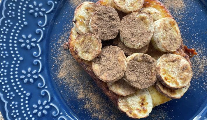 Imagem da receita de Pão de Banana Toast, em um prato azul
