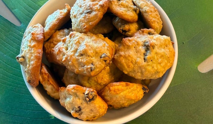 Foto de cima de uma simples receita de Cookie de Chuchu, servidos em um prato fundo