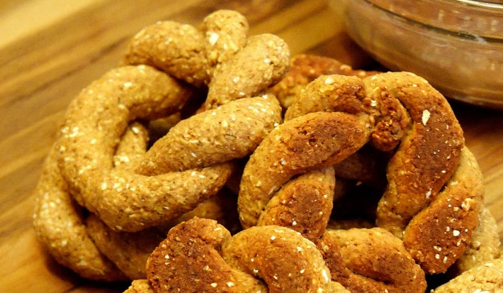 Rosquinhas fit de banana e aveia, textura macia com cobertura de Nutren chocolate ao lado