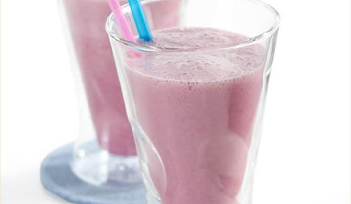fotografia em tons de branco e rosa tirada de dois copos transparentes e ambos contém a vitamina