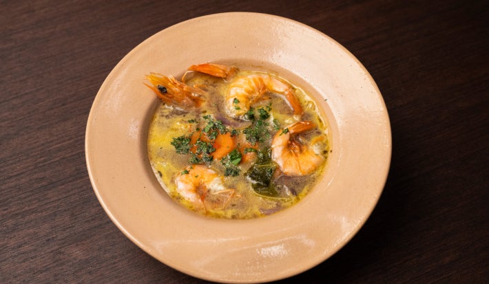 Ensopado terra e mar com camarão seco, legumes, caldo encorpado e cheiro-verde
