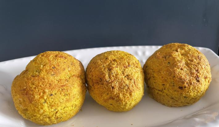 Imagem da receita de Bolinho de Abobora com Frango, em um prato branco