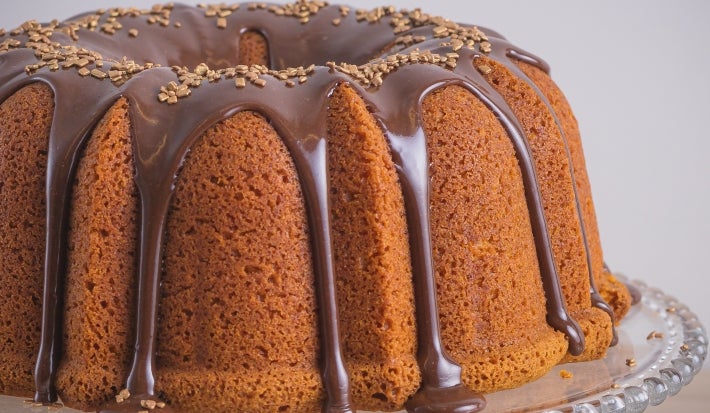 Foto bem aproximada da receita de bolo de cenoura com cobertura de brigadeiro feito com Leite Moça