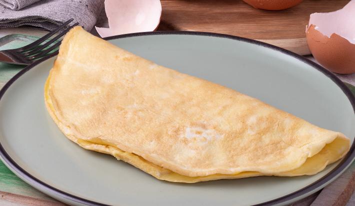 Fotografia de uma crepioca com aveia dobrada em um prato médio cinza com borda preta.