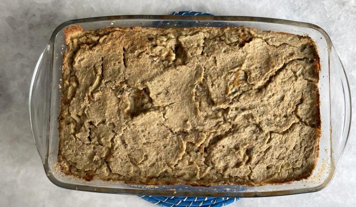 Imagem da receita de Receita de Torta de Batata com Atum, em um recipiente de vidro, sobre uma mesa