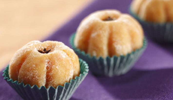 3 docinhos em forminhas azuis por cima de um pano roxo