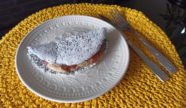 Imagem da receita de Tapioca funcional pré treino, em um prato branco, sobre uma mesa e ao lado os talheres
