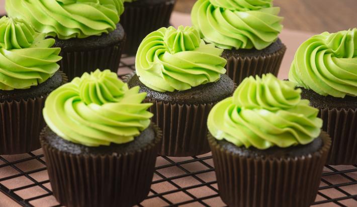 Imagem de cupcakes de chocolate com cobertura verde