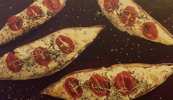 Imagem da receita de Batata doce "Marguerita" Assada, em um recipiente preto