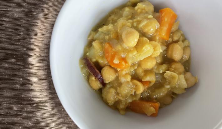 Imagem da receita de Ensopado de Grão de Bico com Legumes em um prato branco