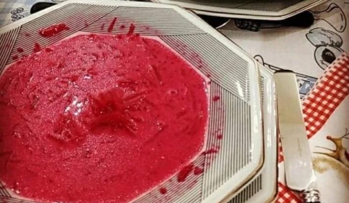 Foto de uma mesa com dois pratos de sopa em que está servida a receita de sopa de beterraba lituana, vermelha