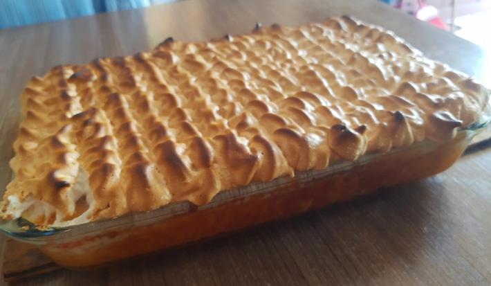 Foto da receita de chico balanceado fácil servida em uma porção grande em um refratário de vidro sobre uma mesa de madeira