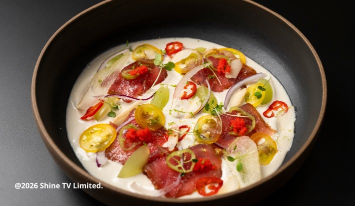 Ajo blanco de caju com atum marinado, uvas, pera e ovas de capelim. Uma combinação fresca, cremosa e sofisticada.